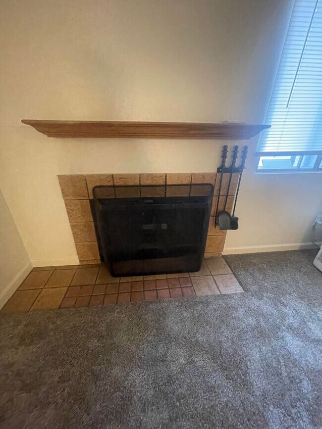 Building Photo - AVAILABLE NOW! 2 bed / 2 Bath near UNR!