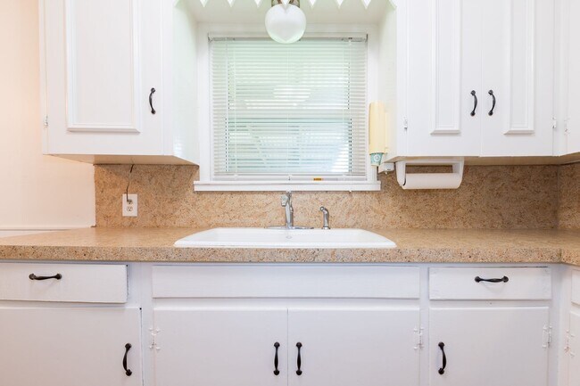 Building Photo - 2 Bed / 1 Bath in Tulsa! Ready Mid May!