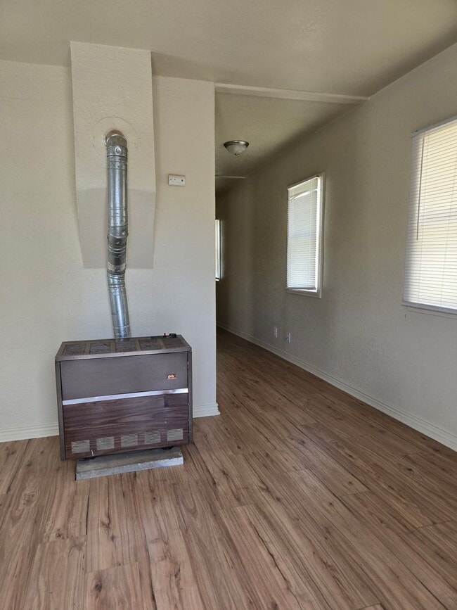 Building Photo - Cozy 2 Bedroom Cottage