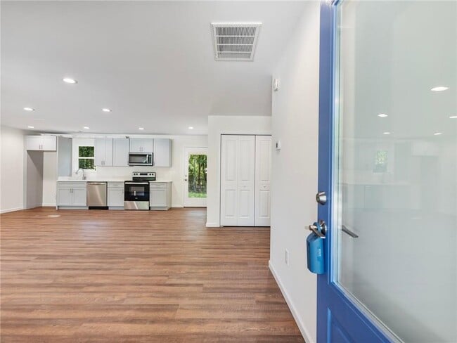Building Photo - 8079 Beachwood Dr