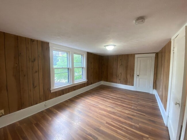 Building Photo - Spacious 3-Bed Single-Family Home in Quiet Kenmore Neighborhood