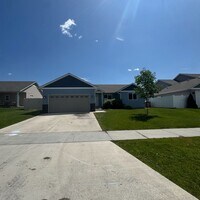 Building Photo - Modern 3 bed 2 bath unit in quiet neighbor...