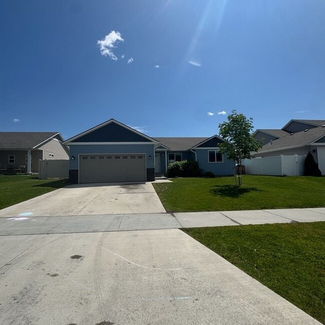 Primary Photo - Modern 3 bed 2 bath unit in quiet neighbor...