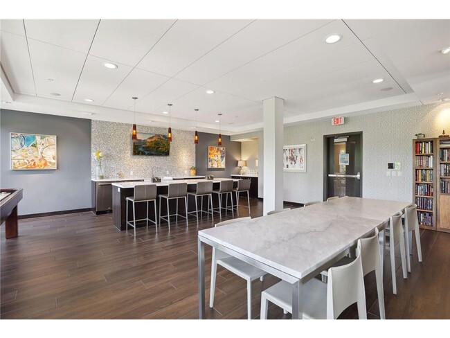 Building Photo - 401 SE Main St