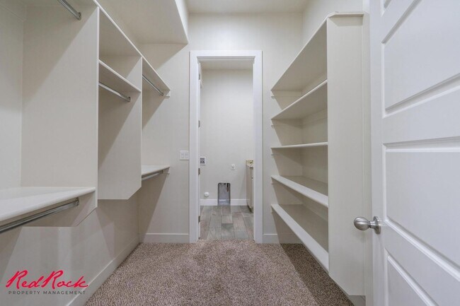 Building Photo - Pet Friendly 4 Bedroom Home in Coral Canyo...