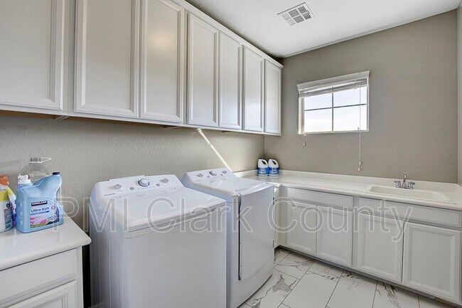 Building Photo - 320 Oakrun Ct