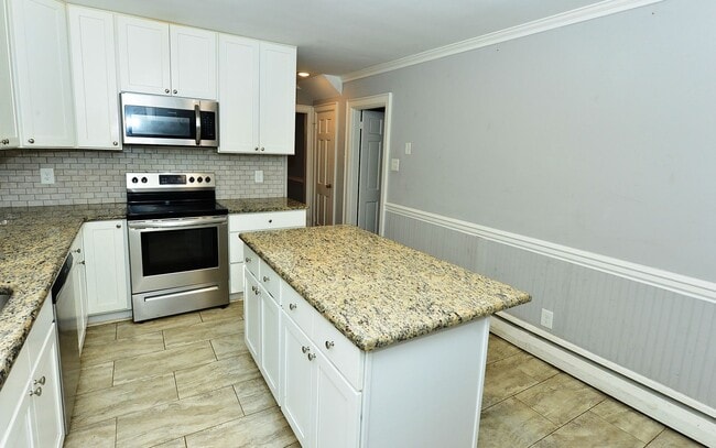 Building Photo - Water View, private wooded lot on dead end...