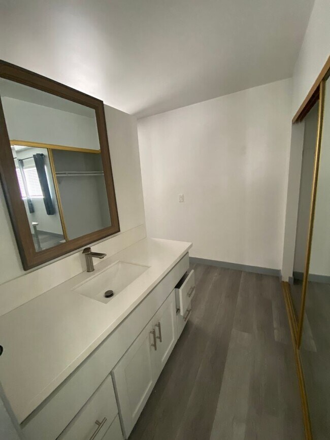 Building Photo - Julian House (DMM125)