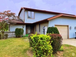 Building Photo - Country Charm Large 2-Bedroom Duplex in Mi...