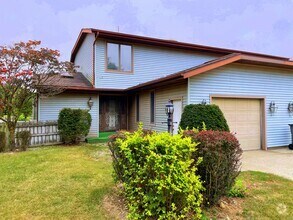 Building Photo - Country Charm Large 2-Bedroom Duplex in Mi...