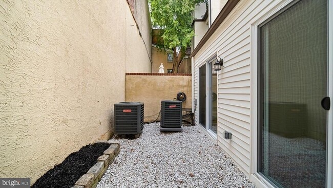 Building Photo - 512 S 4th St