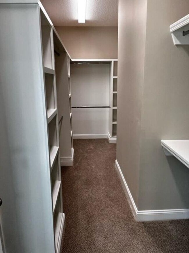 Building Photo - 4 Bedroom/3.5 Bath Home in North Lowndes C...