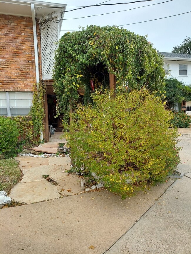 Building Photo - 2821 Eastgrove Ln