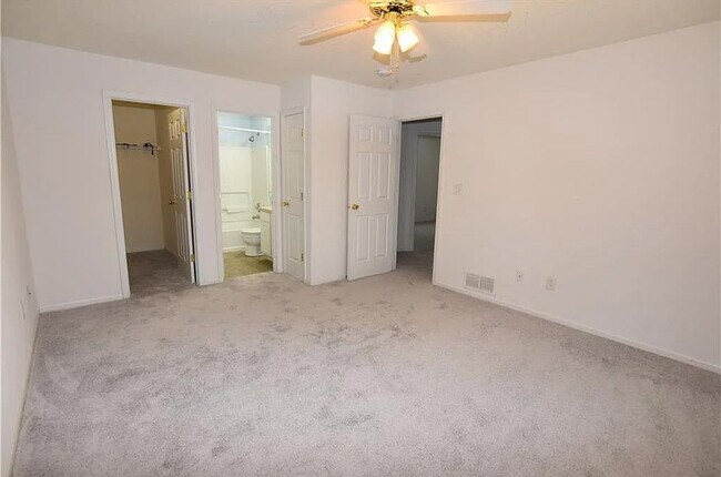 Building Photo - 2307 Middle View Dr