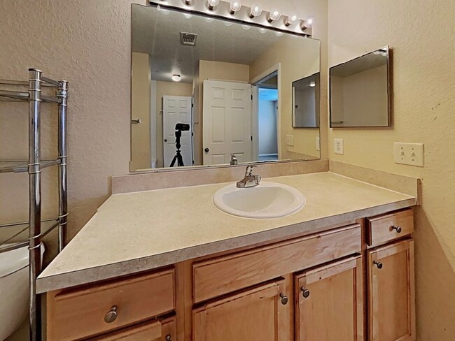Building Photo - 5800 Lake Pointe Village Cir