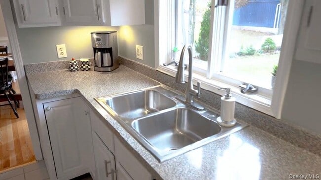 Building Photo - 1 Shadow Vale Dr