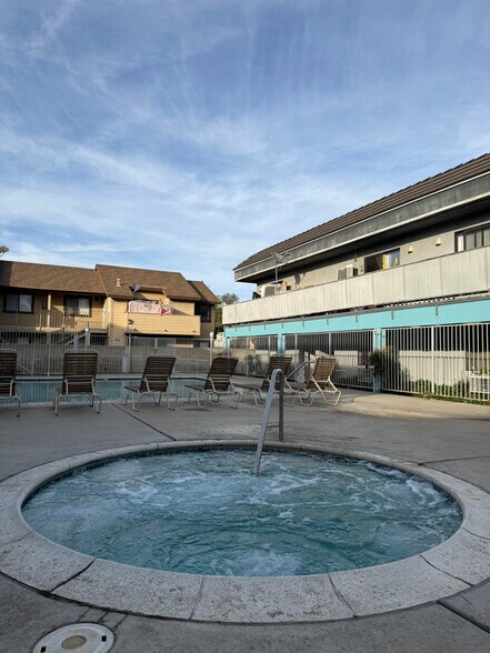 Building Photo - 1400 Peckham St