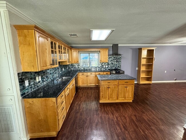 Building Photo - Ready For Move In! Roomy 2 bedroom 1 bath ...
