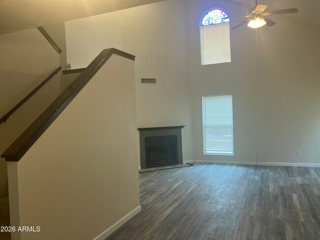 Building Photo - 530 E Kerry Ln