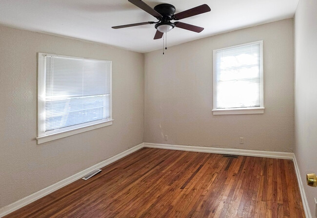 Building Photo - 2045 White Oak Cir