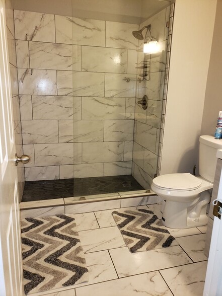 Walk-in Shower - 4360 Elegance Dr