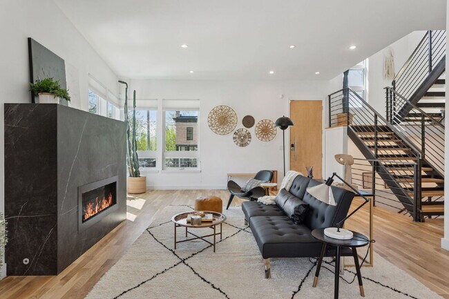 Building Photo - Spacious 5-Bed / 4-Bath home in LoHi for rent
