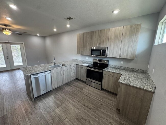 Building Photo - 1520 S Razorback Rd