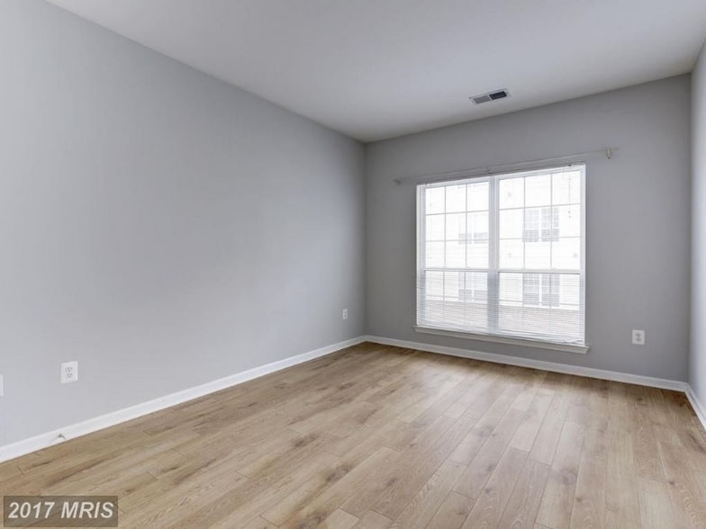 Building Photo - 4862 Eisenhower Ave