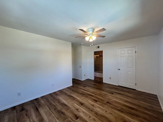 Building Photo - Beautiful 2BD/2.5 BA W/ Attached Garage, AC, and In-Unit Laundry in Pacific Beach!