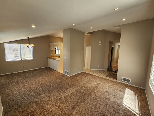 Building Photo - 2 Bedroom Condo in UTC with Garage