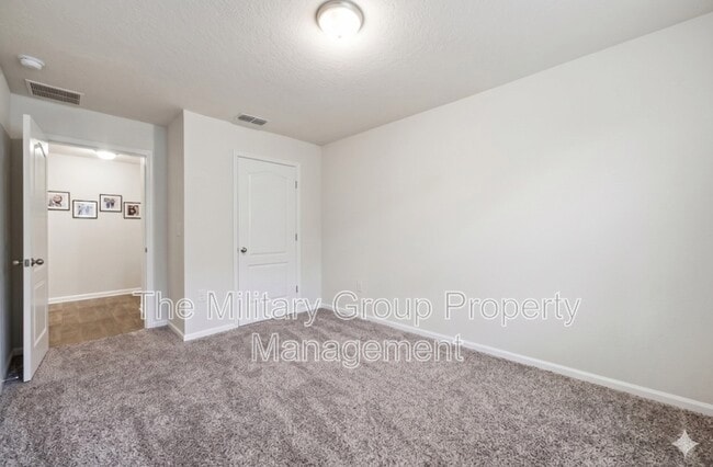 Building Photo - 3200 Rogers Ave