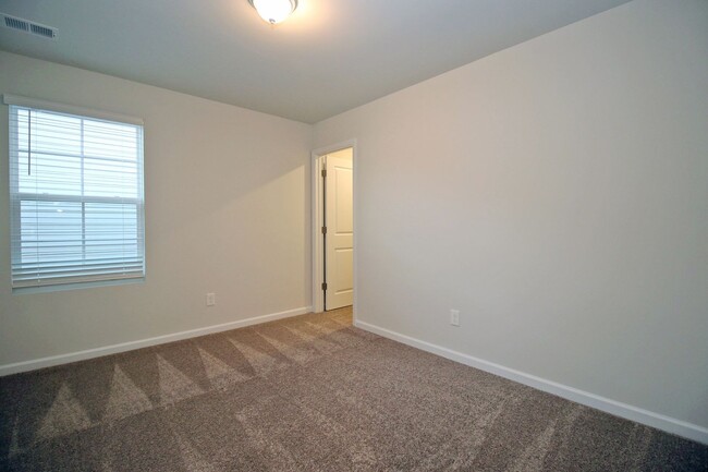 Building Photo - 3 Bedroom, 2 Bath in Lexington - Available...