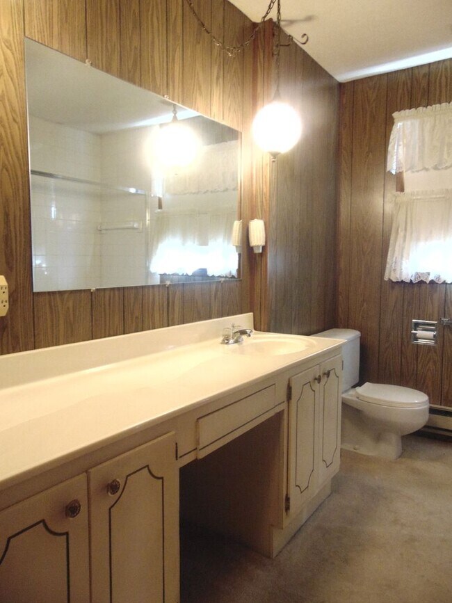 Building Photo - Fayette Family Farm House!