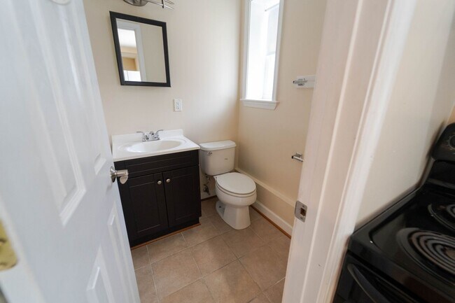 Building Photo - Spacious 1 BD 2 BA Apartment in the Histor...