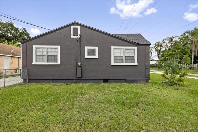 Building Photo - 2202 N Glen Ave