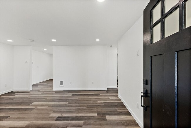 Building Photo - Renovated 3-Bed Rambler in Lakewood | Priv...