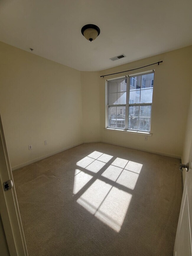 Building Photo - 443 2nd St