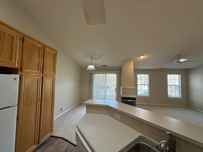 Building Photo - Exceptionally Spacious and Modernized 2x2 Townhouse w/Garage and Washer/Dryer Hookups!