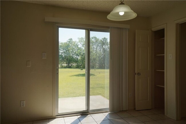 Building Photo - 112 Creekside Dr