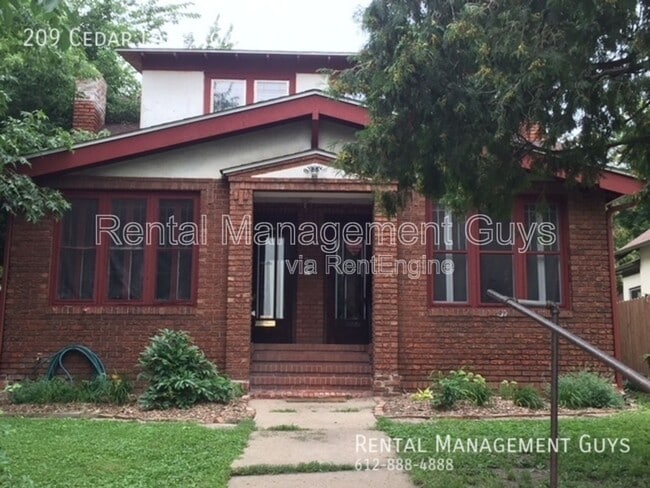 Building Photo - 209 Cedar Lake Rd N