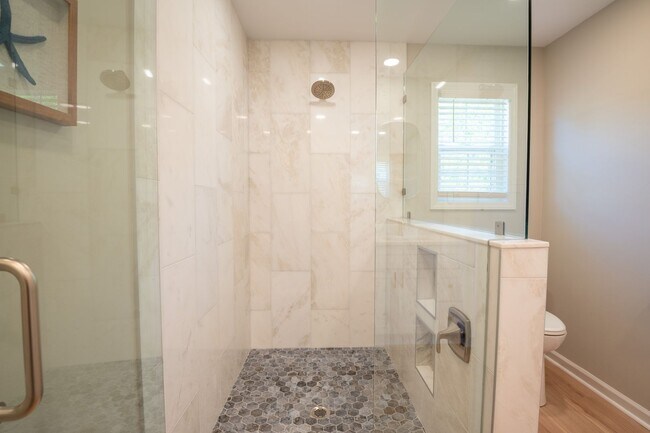 Building Photo - PERFECT OFF-SEASON BEACH GETAWAY