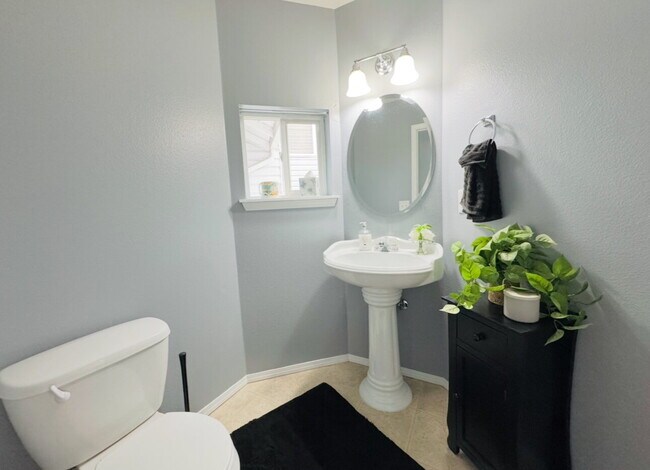 Building Photo - Spacious 3-Bed, 2.5-Bath Townhome in Prime Puyallup Location