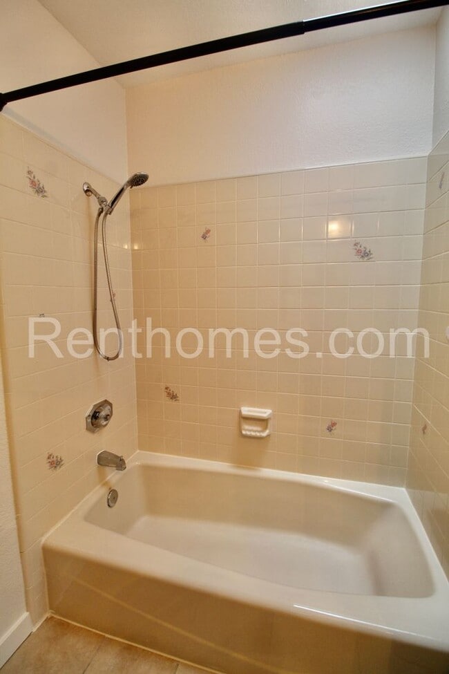 Building Photo - 2528 Navarra Dr