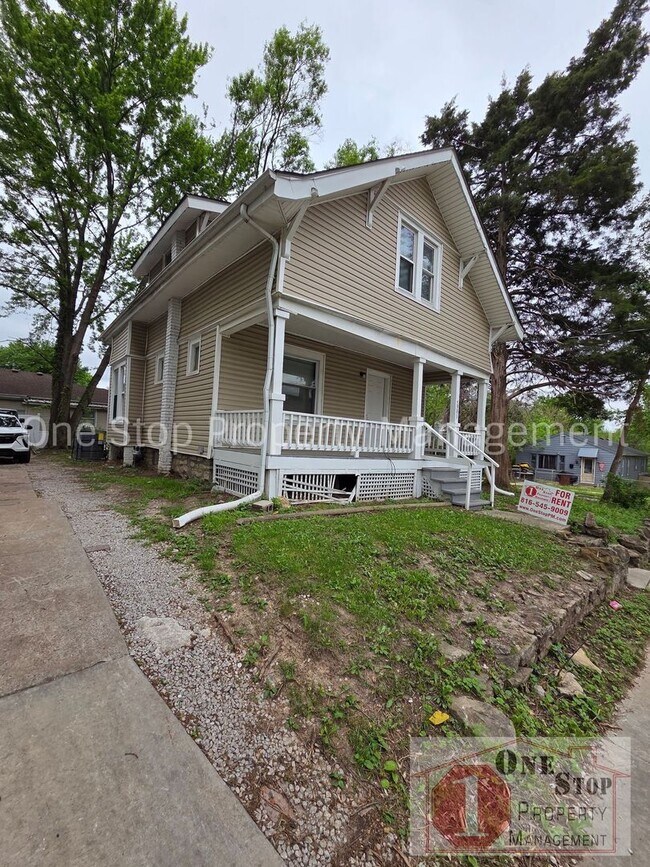Building Photo - Spacious 3 bedroom/ 2 bathroom in Kansas City!