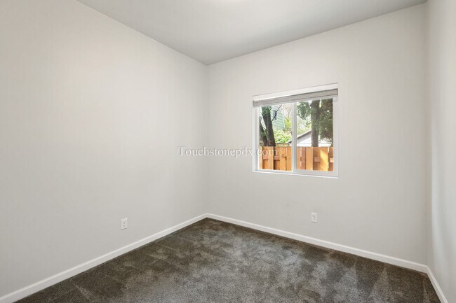 Building Photo - 826 SE 155th Ave