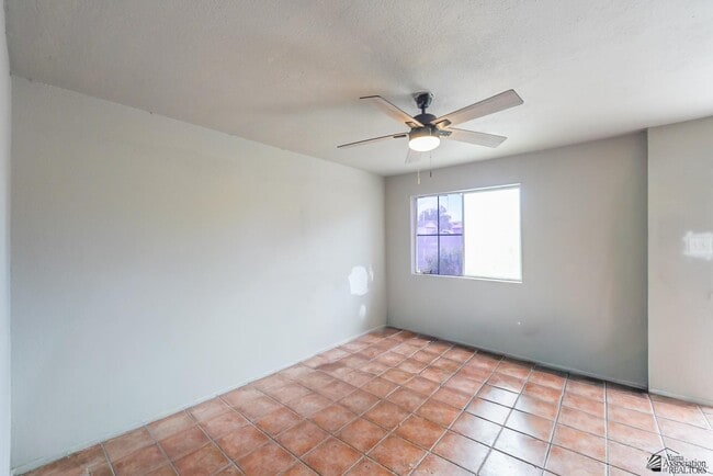 Building Photo - 1508 W 9th Pl