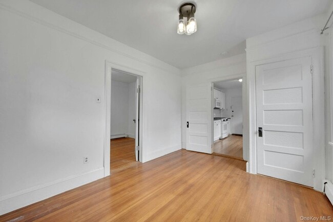 Building Photo - 437 Warburton Ave