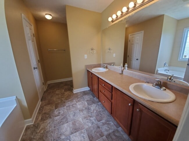 Building Photo - 102 Kennedy Dr