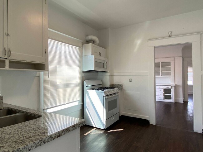 Building Photo - Two Bed, One Bath Apartment Located Downtown