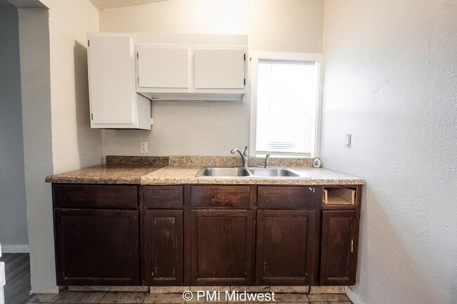 Building Photo - "Charming 2-Bed Sanctuary in Franklin – Co...